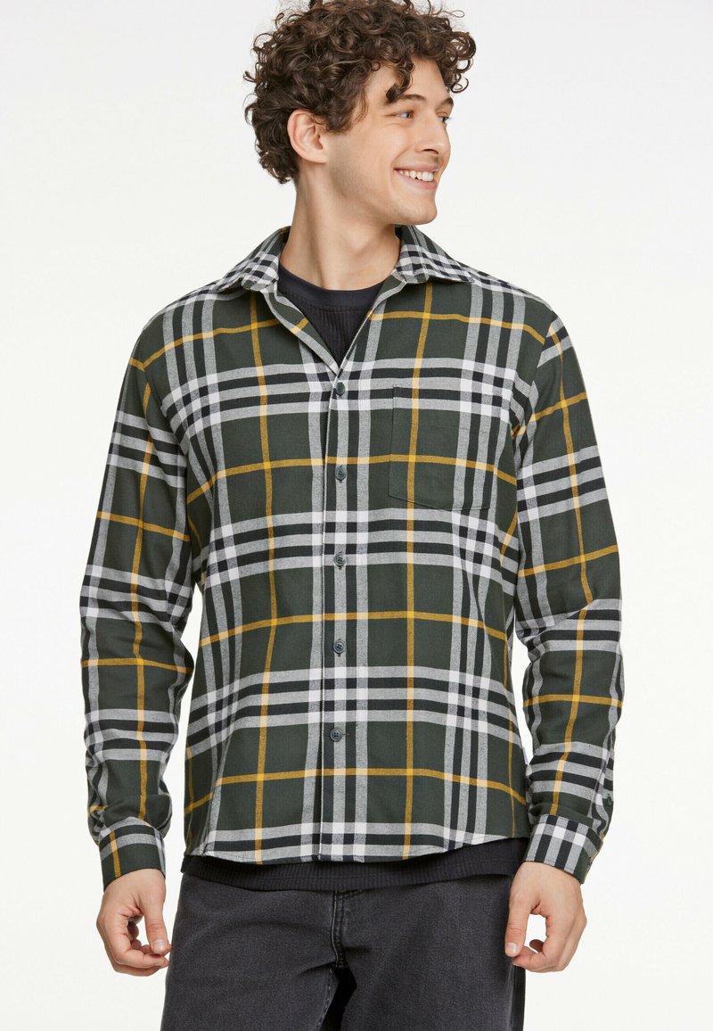 Camicia in flanella a quadri verde e grigio con colletto button-down, decorata con dettagli gialli e una tasca sul petto, realizzata in un tessuto morbido.
