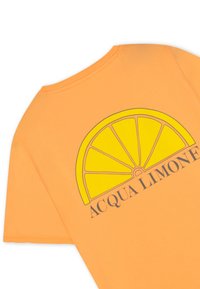 Orange bomull t-shirt med en stor grafisk av en gul citronskiva och texten "ACQUA LIMONE" tryckt i svart under.