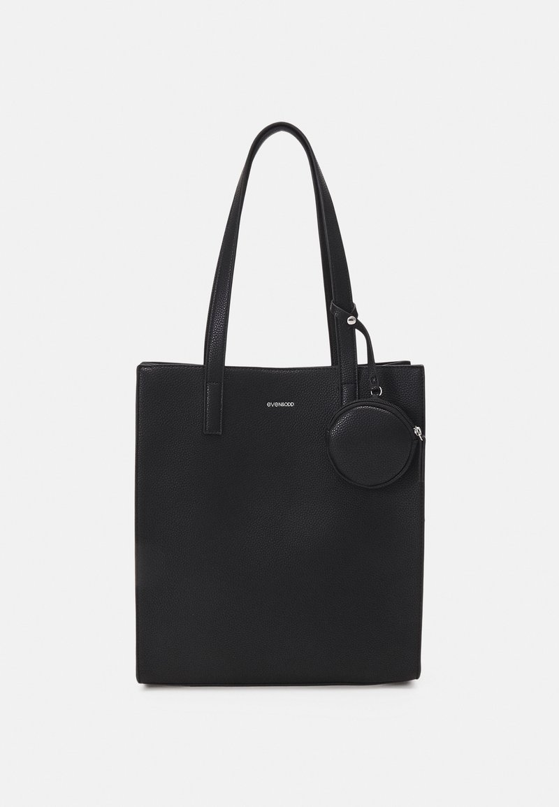 Sac cabas noir rectangulaire avec deux poignées, surface texturée, logo de la marque au centre, et une petite pochette ronde zippée attachée.