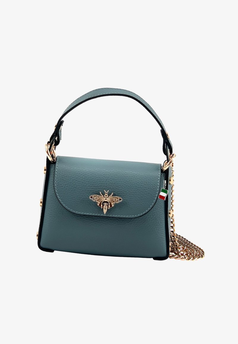Teal leren handtas met een gouden bij-embleem, kettingst strap en decoratieve Italiaanse vlag detail. Voorzien van een klep-sluiting en gestikte randen.