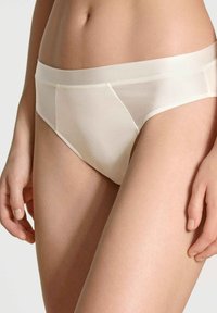 Unselected, alabaster crème