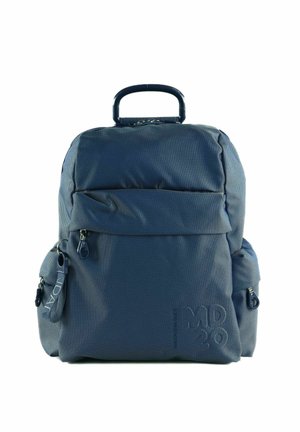 Sac à dos compact bleu marine avec des poches zippées à l’avant et sur les côtés, ainsi qu'une poignée supérieure, fabriqué en tissu texturé.
