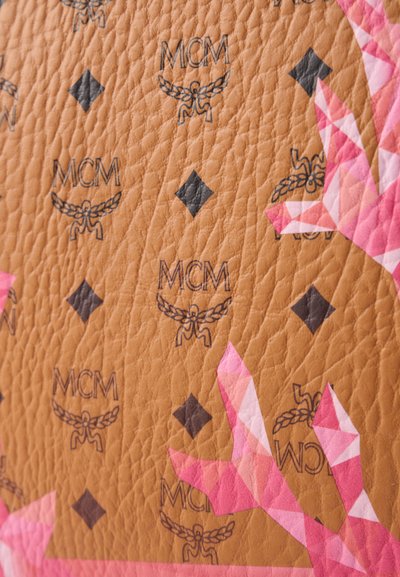 MCM AREN FLAT POUCH - Pikkulaukku - sangria sunset