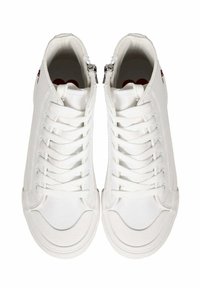 Białe, wysokie trampki wykonane z materiału syntetycznego, z sznurówkami z przodu, zamkiem błyskawicznym z boku i teksturowaną gumową podeszwą. Standardowy design, bez wzorów.