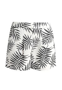 Bílé kraťasy se černým listovým vzorem, vyrobené z lehkého materiálu. Design zahrnuje sklady pro přidaný detail.