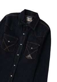 Camicia in denim scuro con colletto a punta, tasche a busto doppie, bottoni argentati e cuciture arancioni. Presenta un logo triangolare su una tasca.