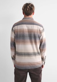 Camicia in flanella a maniche lunghe con righe orizzontali in beige, marrone e grigio. Tessuto morbido con polsini a bottone e un design del colletto classico.
