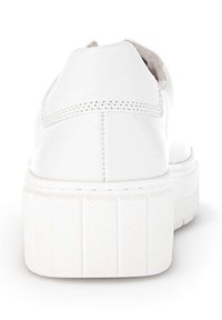 Witte sneaker met een glad leren bovenwerk, dikke gestructureerde zool en contrasterende stiksels. Rond model met een minimalistisch ontwerp.