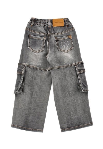 Pantaloni cargo in denim grigio con vestibilità rilassata, dotati di una cintura elastica, numerose tasche e cuciture decorative sulla tasca posteriore.