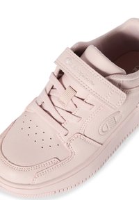 Zapatillas de deporte de color rosa claro fabricadas en cuero sintético, con una caja de puntera perforada, detalles texturizados, cierre con cordones y correa de Velcro.