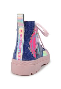 Stivaletti luccicanti blu con lacci rosa presentano un grafico di unicorno e un'etichetta olografica sul retro. Sole spesso rosa.
