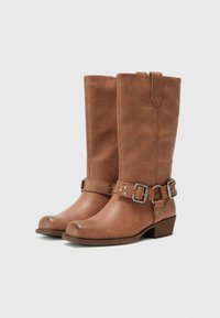 Botas altas de imitación cuero marrón con punta redondeada, correa decorativa con hebilla, acentos metálicos y un tacón bajo apilado.
