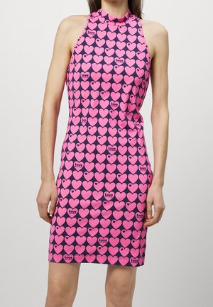 Robe dos nu à col halter sans manches avec un motif de cœurs roses sur un fond violet foncé, certains cœurs comportent le mot "Love" à l'intérieur.