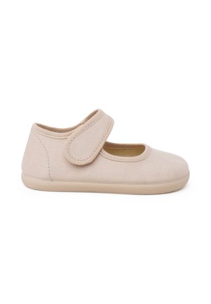 Zapato Mary Jane de tela beige con tira de cierre de gancho y lazo y suela de goma suave, tamaño infantil, mostrado desde el lado externo sobre fondo blanco.