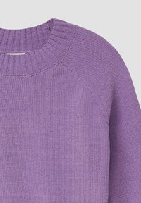 Lila gestrickter Pullover mit ribbeligem Rundhalsausschnitt und Raglanärmeln, aus weichem, strukturiertem Material.