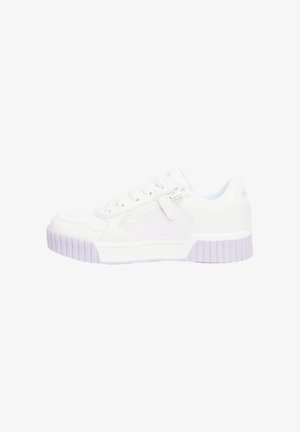 Biały niski sneaker z sznurowanym zapięciem i bocznym zamkiem błyskawicznym, z ryflowaną podeszwą i wyściełanym kołnierzem, pokazany w profilu na białym tle.