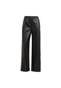 Svarta byxor i konstläder med vida ben, elastisk midja och vitt logotypaccent på vänster sida. Slät textur, avslappnad passform.