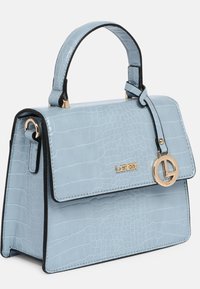 Lys blå faux krokodillelæder håndtaske med top håndtag, klaplukning, guldfarvet logo-plate og cirkulært charme-detalje.