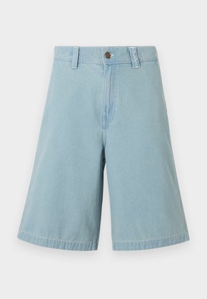 Lyseblå denim shorts til knæet med knap- og lynlås, bæltestropper og vide ben på en ensartet hvid baggrund.
