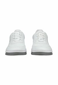 Sneakers bianchi con tomaia in pelle liscia, design con lacci e suola in gomma grigia texturizzata. Logo Lacoste sul lato e sulla linguetta.