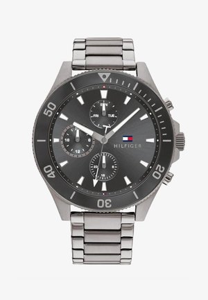 Orologio in acciaio inossidabile silver con quadrante grigio scuro. Caratterizzato da tre sotto-quadranti, indici delle ore in grassetto e un bracciale metallico con finitura spazzolata.