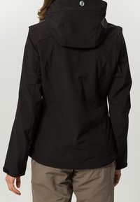 Giacca impermeabile nera, con design aderente, cappuccio regolabile e polsini elastici. Texture liscia senza motivi o accenti visibili.