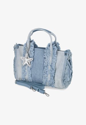 Lichtblauwe denim handtas met versleten verticale strepen, korte handvatten, afneembare schouderband en een zilverkleurige stervormige hanger aan de voorkant.