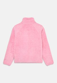 Pūkuotas rožinis megztinis su aukštu apykakle, ilgomis rankovėmis ir minkšta tekstūra. Atgalinė peržiūra rodo bendrą dizainą ir siuvimo detales.