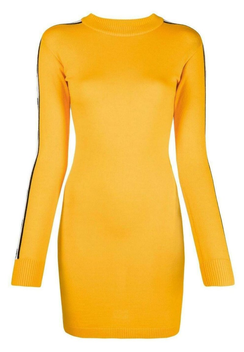 Gelbes Strickkleid mit langen Ärmeln, geripptem Ausschnitt und Bündchen, mit schwarzen Seitenstreifen. Glatte Textur, taillierte Silhouette.