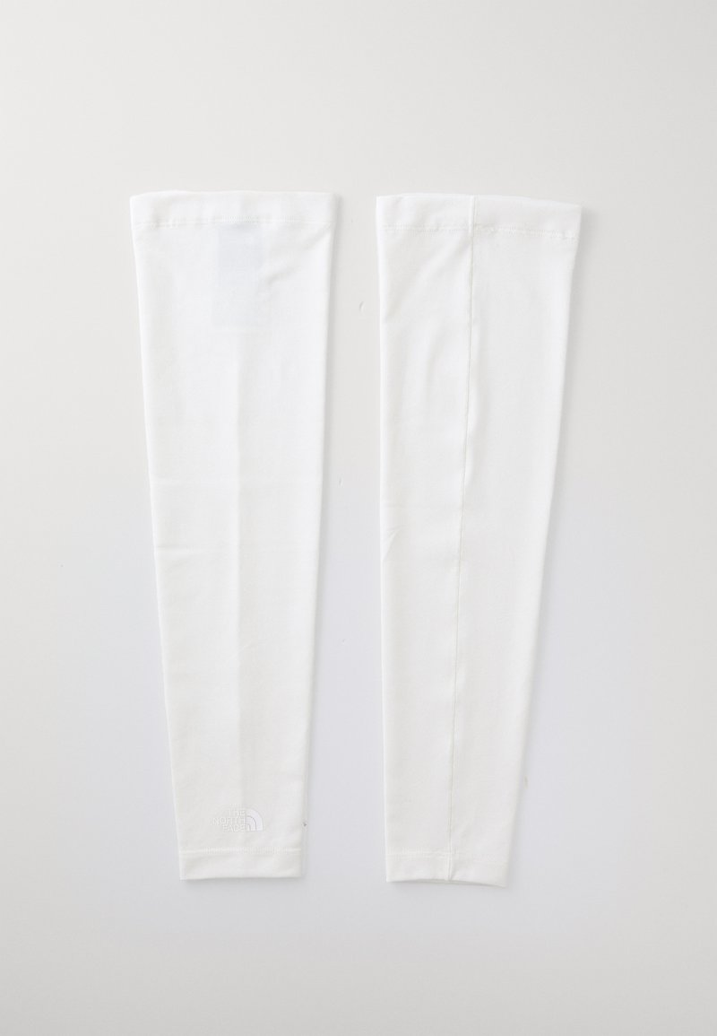 Mangas brancas e flexíveis feitas de um têxtil suave, com um logótipo discreto na parte inferior e um design sem costuras para conforto.