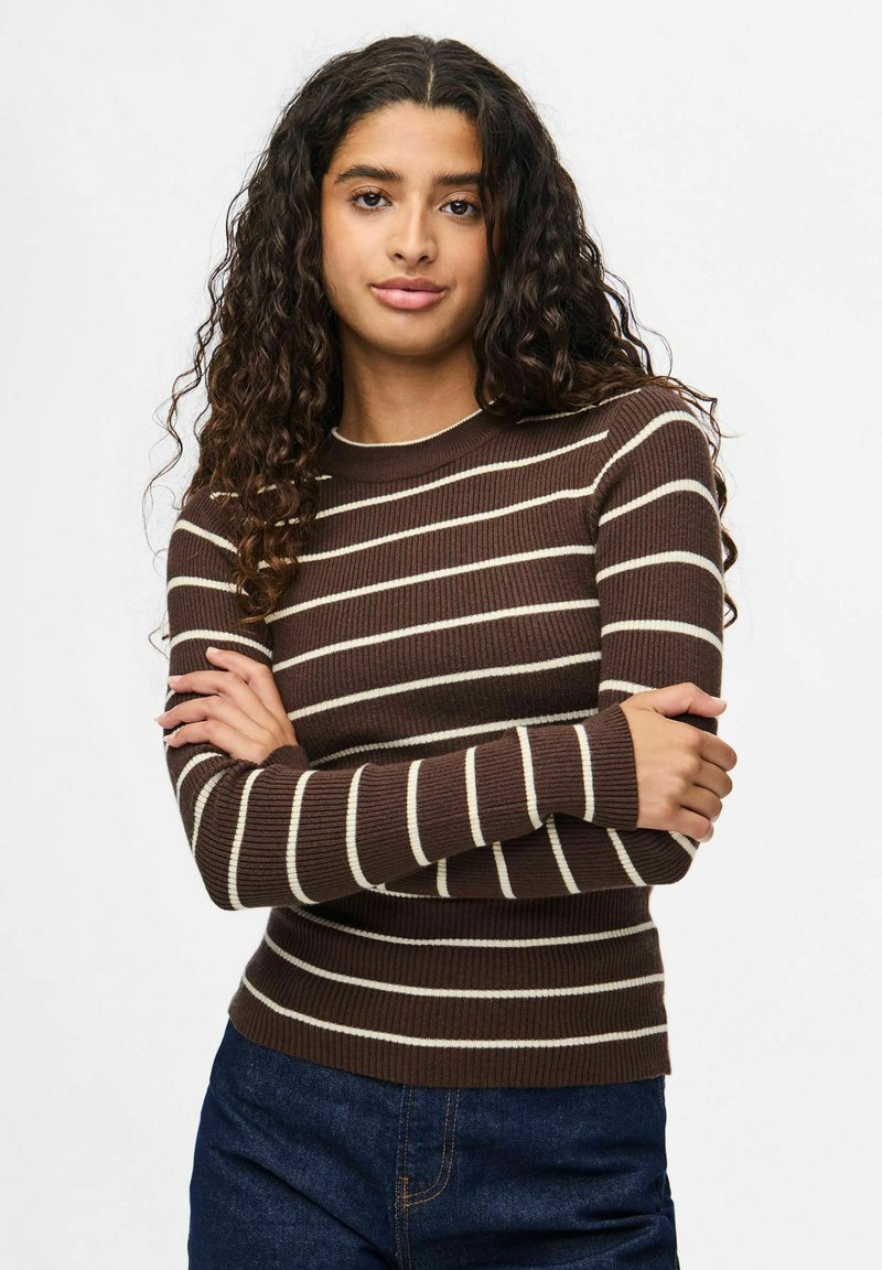 Maglione marrone a coste con strisce orizzontali crema, maniche lunghe e scollatura rotonda. Presenta polsini aderenti e orlo corto.