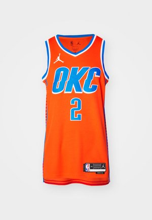 Narandžasta košarkaška majica s natpisom "OKC" u plavim slovima, s brojem "2". Mrežasta tekstura s plavim rubovima i Jordan logom na ramenu.