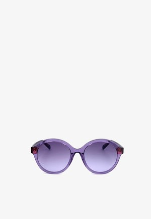 Occhiali da sole rotondi viola con lenti sfumate scure e montatura leggermente traslucida su sfondo bianco.