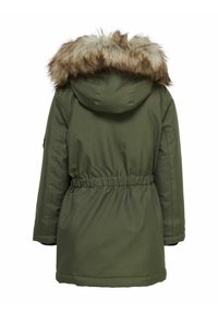 Olivgrön parka med huva i faux päls, elastisk midja, mjuk textur och avslappnad passform. Har en insydd rygg för extra form.