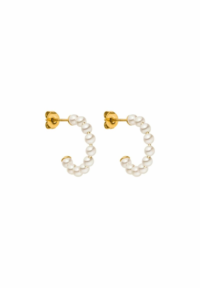 Paire de boucles d’oreilles créoles dorées avec de petites perles blanches disposées le long du cercle, présentées sur un fond blanc uni.