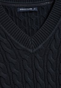 Zwarte gebreide trui met V-hals en geribbelde randen, voorzien van een gestructureerd kabelpatroon en een label met de tekst "POLO CLUB M."