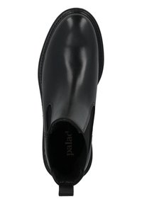 Stivale alla caviglia in pelle nera con pannelli laterali elasticizzati, punta arrotondata e linguetta sul retro. Texture liscia e dettagli di cucitura minimi.