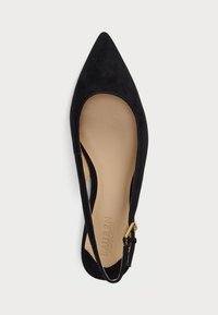 Sandală neagră din suede, cu vârful ascuțit și design slingback, care prezintă un mic accent cu cataramă aurie și o branț neted bej.