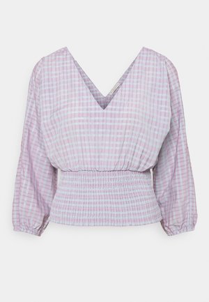 Fialová a modrá kostkovaná blůza s výstřihem do V, dlouhými nabíranými rukávy a detailem s nařaseným pasem, vyrobená z lehkého materiálu.