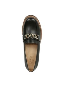 Zwarte leren loafer met een gouden kettingaccent, beige binnenzool en contrasterende bruin gestikte zool. Gladde textuur, klassiek ontwerp.