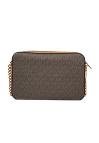 Taisnstūra formas tumši brūna crossbody soma ar atkārtotu MK logotipa rakstu, zelta ķēdes siksna un rāvējslēdzēja aizdare augšpusē.