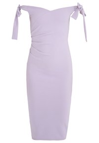 Lila klänning gjord av elastisk tyg, med off-shoulder band, åtsittande silhuett och rynkade detaljer längs midjan.