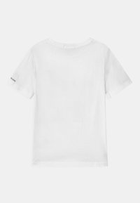 Czarna bawełniana koszulka z krótkim rękawem, pokazana z tyłu, z okrągłym dekoltem i małym czarnym tekstem na lewym rękawie.