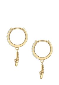 Orecchini a cerchio in oro con finitura spazzolata, decorati con pietre trasparenti lungo il bordo superiore e un piccolo ciondolo pendente nella parte inferiore.