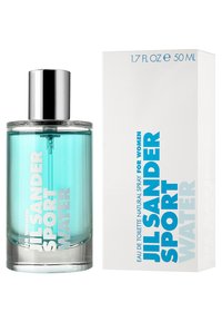 Jil Sander Sport Water, 50 ml, har en transparent glassflaske med en sølvhette og en lys blå væske, sammen med en hvid æske med fed blå tekst.