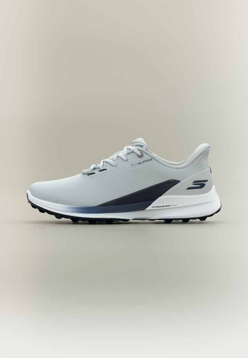 Jasnoszary sportowy sneaker z czarną podeszwą i logo "S", wyposażony w sznurowadła oraz technologię amortyzacji "HYPER BURST PRO" w podeszwie środkowej.