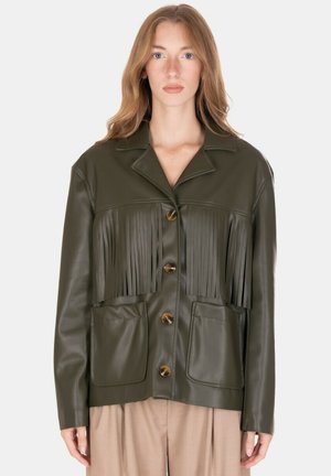 Giacca in similpelle verde oliva con dettagli a frange sul davanti, grandi tasche e chiusure con bottoni marroni. Texture liscia e design strutturato.