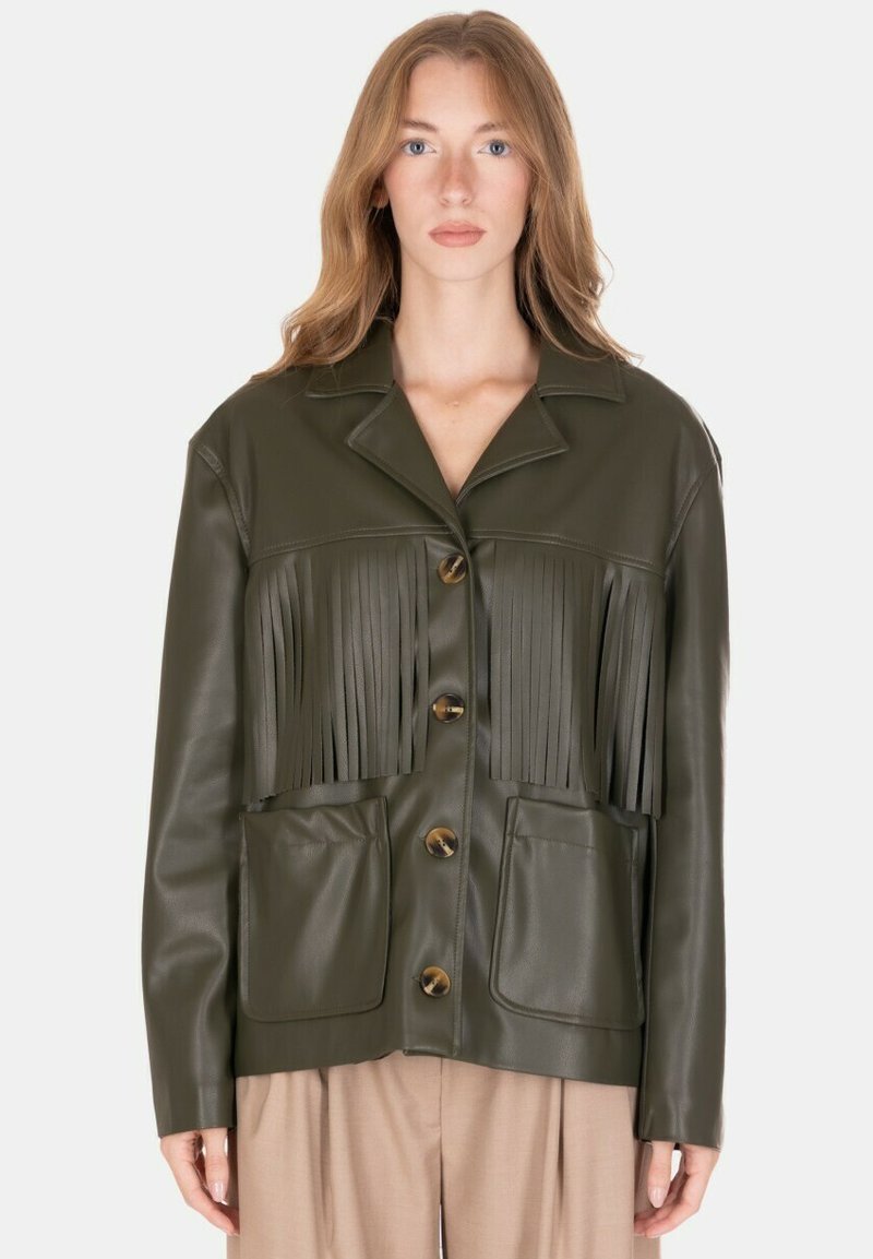 Giacca in similpelle verde oliva con dettagli a frange sul davanti, grandi tasche e chiusure con bottoni marroni. Texture liscia e design strutturato.