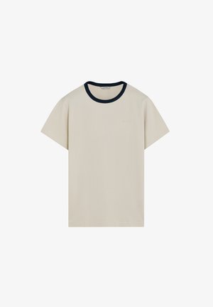 Beige T-shirt met korte mouwen, zwarte ronde halslijn en een minimalistisch ontwerp op een witte achtergrond.