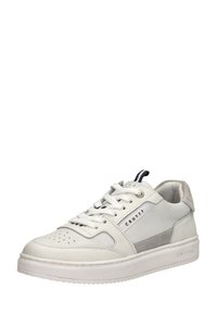 Witte leren sneaker met grijze accenten en textuurpanelen, voorzien van een geperforeerde neus, platte veters en een witte rubberen zool.